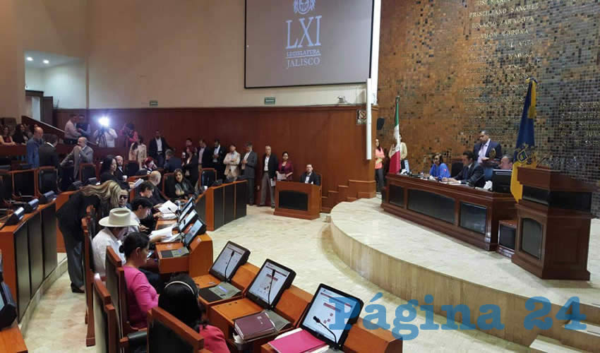 Ayer, diputados de Jalisco aprobaron modificar partidas del Presupuesto de Egresos para aumentarse 5 mil pesos en su dieta, así como para comprar boletos de avión para “personajes” que visiten el Congreso local, además de “invertir” en elevadores para los edificios del legislativo, y vehículos nuevos/Foto: Francisco Tapia 
