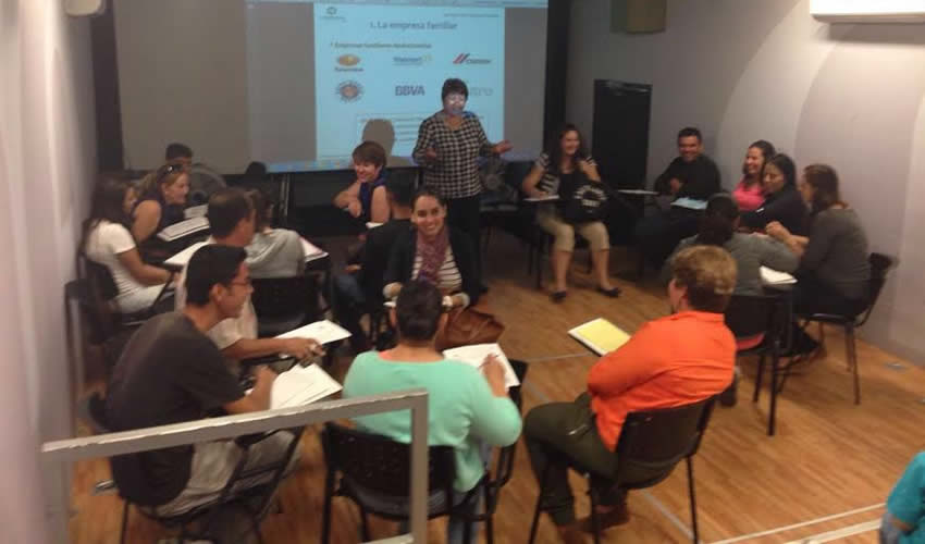 Nafinsa aprobó las 15 solicitudes de crédito, que otros tantos jóvenes empresarios de Calvillo presentaron en la oficina móvil, al concluir el seminario de capacitación que se les ofreció