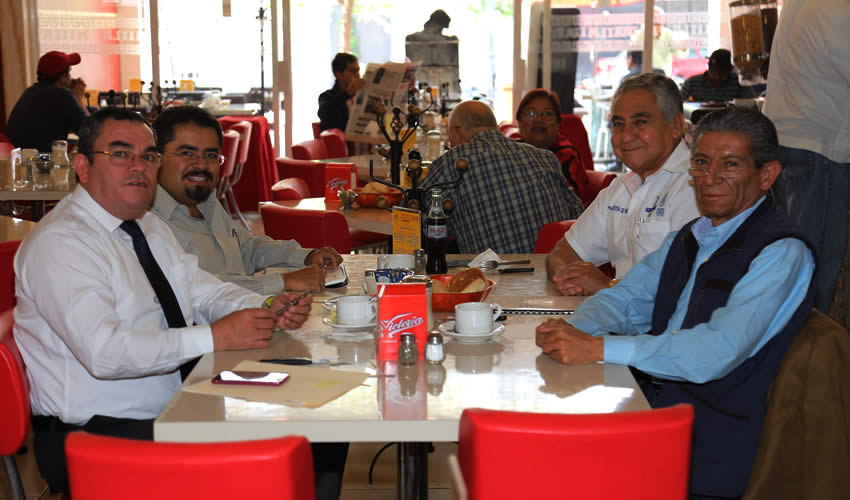 En el restaurante Mitla compartieron el pan y la sal Ismael Cornejo Mac&iacute;as, &Oacute;scar Hern&aacute;ndez, director jur&iacute;dico del Congreso del Estado; Jos&eacute; de Jes&uacute;s Mart&iacute;nez Gonz&aacute;lez, director de vinculaci&oacute;n y convivencia ciudadana de la Oficina Ejecutiva de la Presidencia Municipal de Aguascalientes; y C&eacute;sar P&eacute;rez Uribe, jefe del departamento de vinculaci&oacute;n del Municipio capital