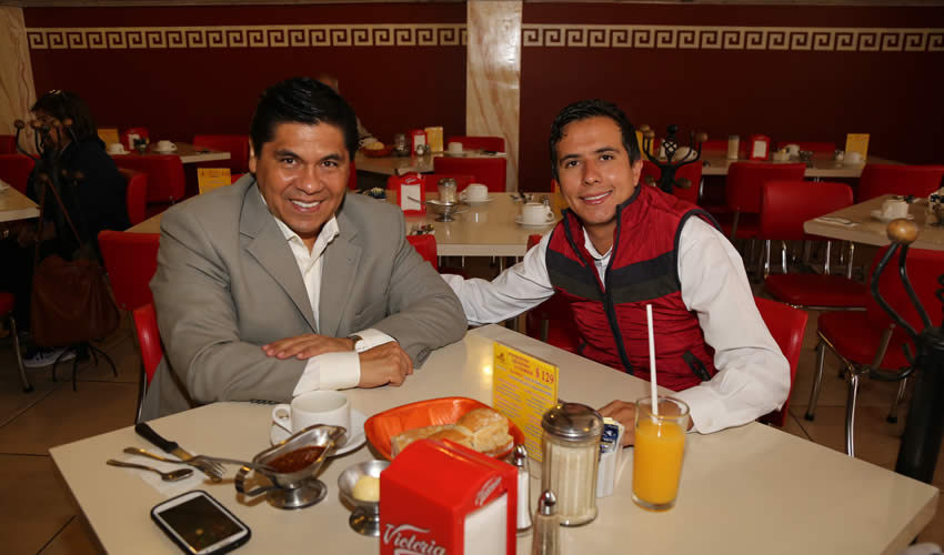 Alejandro Sol&iacute;s Hern&aacute;ndez, vocal de capacitaci&oacute;n del INE, y Jorge Galarza Mart&iacute;nez, polit&oacute;logo, desayunaron en el restaurante Mitla