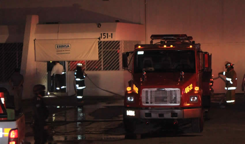 Los bomberos, arriesgando su vida, lograron sofocar las llamas