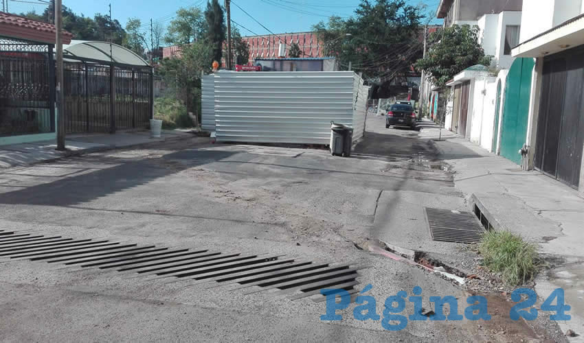 Por la calle Pedro Loza pasa el colector antiguo y seguido se sume la vialidad, además de que hay agujeros que favorecen la inundación/Fotos: Rafael Hernández Guízar