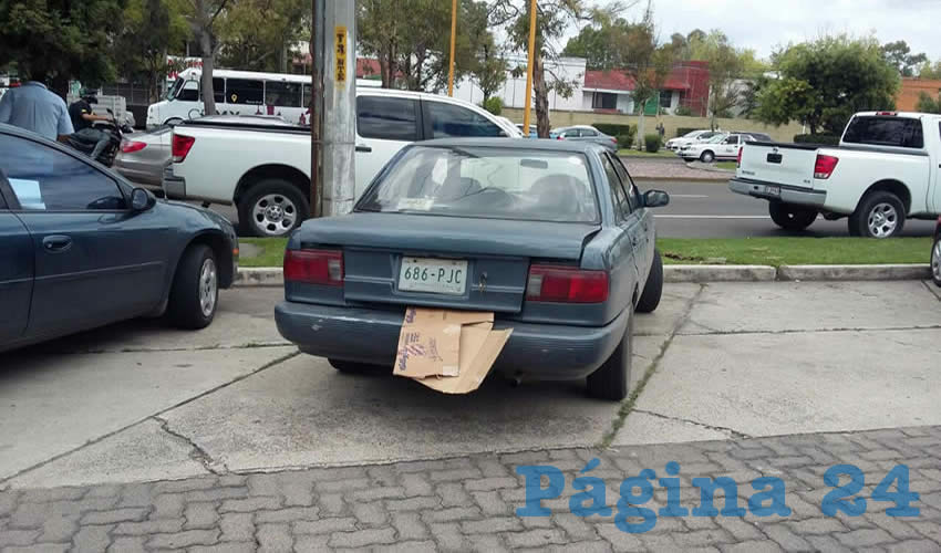 El veh&iacute;culo Nissan Tsuru que tripulaban las v&iacute;ctimas
