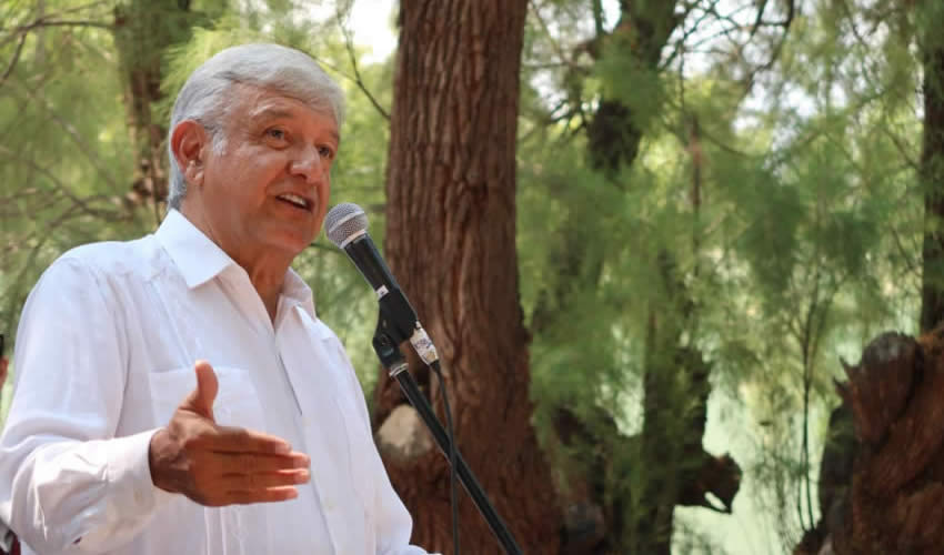 Lamadrid, Coahuila.- AMLO acusó al PRI, al PAN y al diario Reforma de “presionar” a los magistrados del TEPJF para anular el triunfo de su candidata como alcaldesa de Zacatecas (Foto: Morena)