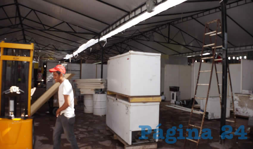 Entre tambos, tarimas y basura, arrancó el “magno” evento ferial