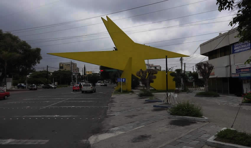 El estado de la escultura amarilla es lamentable: El cableado interrumpe la visualización limpia de este pobre animal volador; además, los grafiteros han hecho placas malhechotas en las partes bajas de sus muros/Fotos: Cortesía