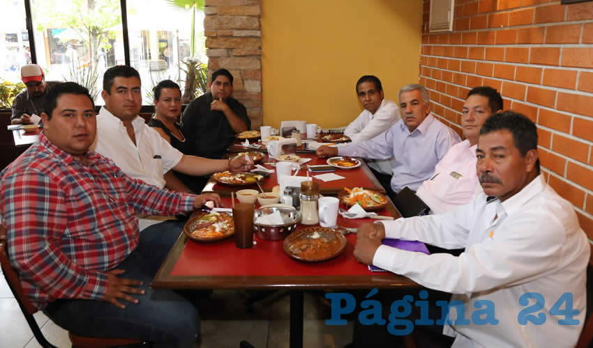 En Las Antorchas almorzaron David Flores Rodr&iacute;guez, Francisco Lara Espinoza, Jazm&iacute;n Terrones Cruz, Alfredo R&iacute;os Altos, Ra&uacute;l Gonz&aacute;lez Reyes, representante de Morena; Carlos Serrano M&aacute;rquez, Enrique Humberto Azcona &Aacute;vila y Apolinar Gallegos V&aacute;zquez