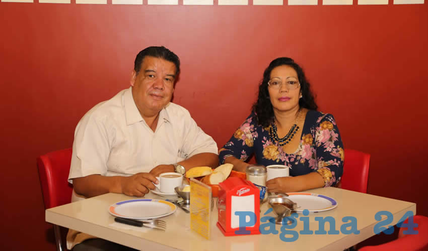 En el restaurante Mitla compartieron el pan y la sal Francisco Flores Flores, coordinador estatal de Cimientos del Magisterio, y Yolanda Cortez Mart&iacute;nez