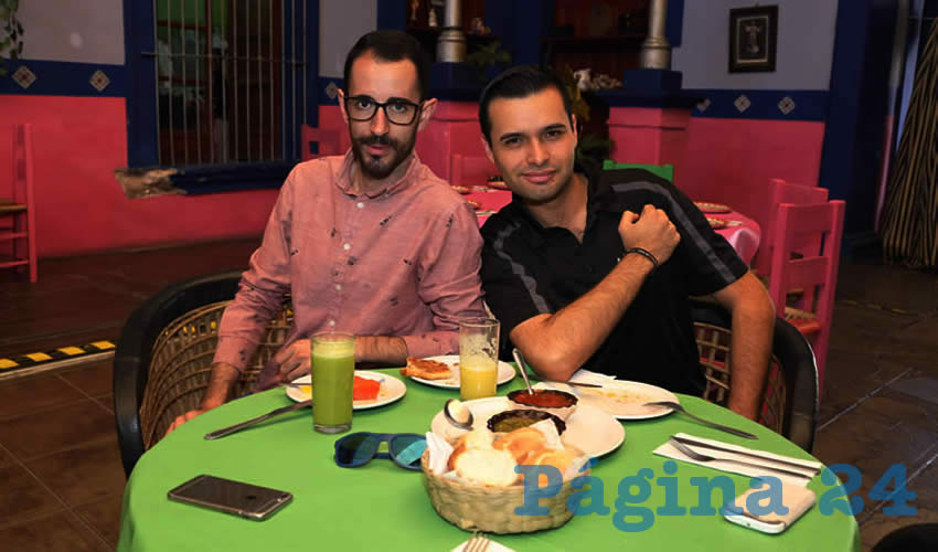 En La Saturnina compartieron el primer alimento del d&iacute;a Alejandro Quezada Lozano y Marco Antonio Rivas M&aacute;rquez