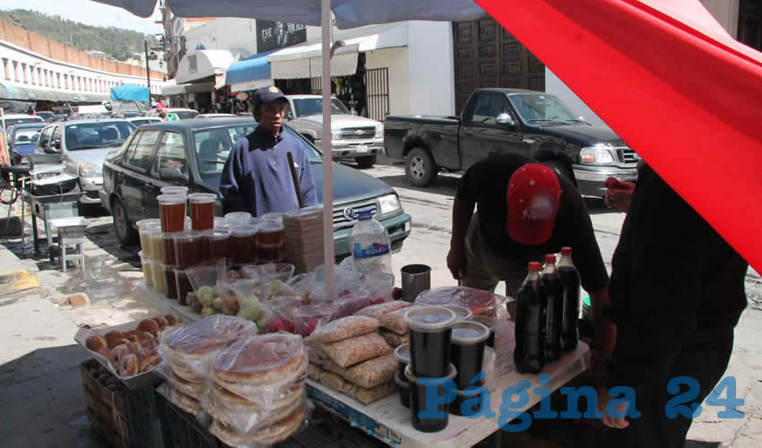 A una semana de que concluya la administración municipal, los funcionarios públicos dejaron claro que no pudieron con los intentos de limpiar el Centro Histórico de la capital del comercio semifijo, al igual que el desalojo que prometieron de comerciantes establecidos que acaparan la vía pública (Foto: Rocío Castro Alvarado)