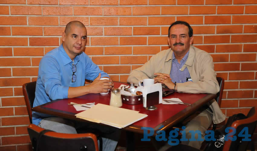 En el restaurante Las Antorchas compartieron el primer alimento del d&iacute;a Eduardo Santos Reyes y Alfredo Reyes Vel&aacute;zquez