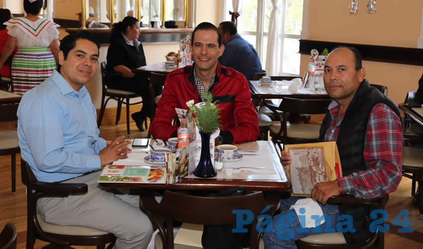 En Sanborns Francia desayunaron No&eacute; Garc&iacute;a G&oacute;mez, Oswaldo Rodr&iacute;guez Garc&iacute;a, diputado local; y Abel S&aacute;nchez Garibay