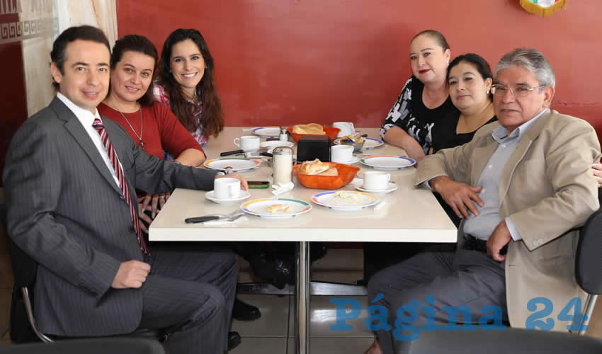 En el restaurante Mitla almorzaron Eduardo Flores Ram&iacute;rez, Lourdes Cuevas Flores, Gabriela Rodr&iacute;guez, Martha Elba Jaramillo, Claudia Ortiz Vicencio e Ignacio Villanueva Ch&aacute;vez, encargado de despacho de la Condusef