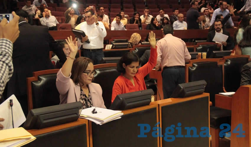 Los diputados locales y sus farsas: en un acuerdo hecho ayer en sesión de pleno ayer ajustaron el tabulador salarial para ganar 65 mil 952 pesos netos, lo que representa en cantidades brutas, un total de 109 mil 69 pesos con 76 centavos; al final, continuarán ganando más de lo que recibieron los primeros meses de la legislatura/Fotos: Francisco Tapia 