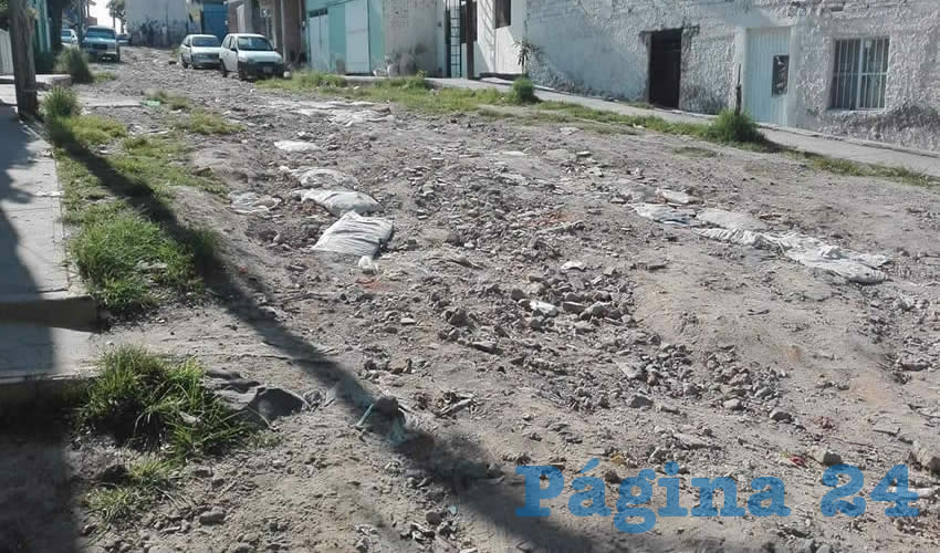  Las patrullas de la policía no se paran en la zona porque las calles están destrozadas 