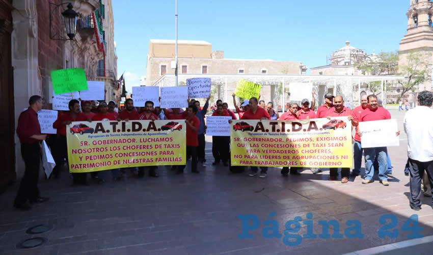 Con pancartas y al grito de &ldquo;&iexcl;concesiones, concesiones!&rdquo;, el contingente de taxistas se plant&oacute; frente a Palacio de Gobierno (Foto: Eddylberto Lu&eacute;vano Santill&aacute;n)