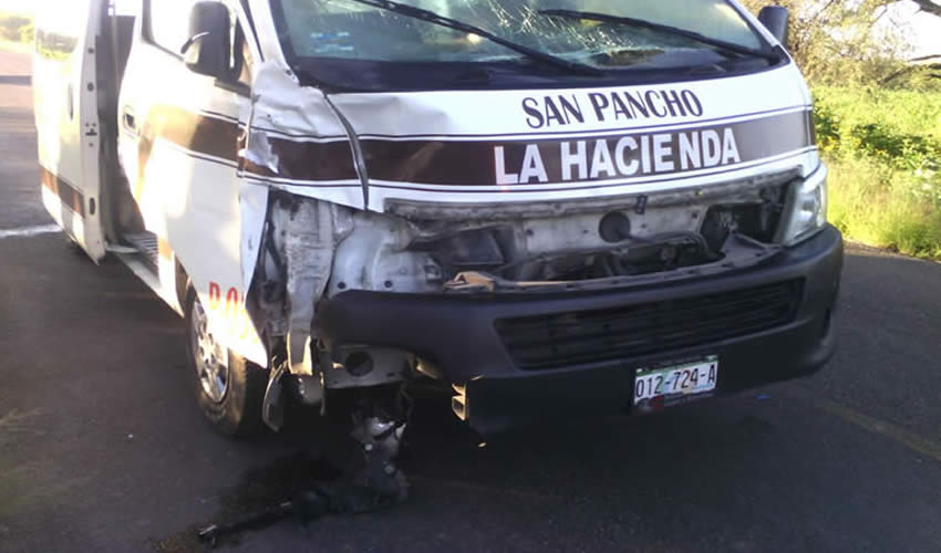 La “combi” quedó destrozada en su parte frontal derecha