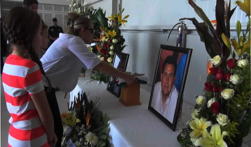 En el hangar de la Secretaría de Seguridad Pública Estatal se dio el último adiós al capitán Fernando López Valdez