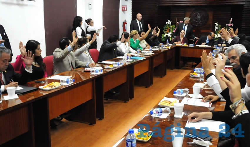 La Comisión Legislativa de Puntos Constitucionales quedo integrada de la siguiente forma: Presidenta Carolina Dávila Ramírez; Secretarias Geovanna del Carmen Bañuelos de la Torre, Ma. Guadalupe González Martínez, Guadalupe Celia Flores Escobedo y Lorena Esperanza Oropeza Muñoz.