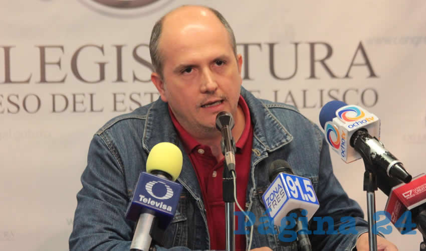 “Lo que sucede es que fue una necesidad, un requerimiento para tratar un asunto familiar, que está en las condiciones generales de trabajo del congreso y que pregunté. No es algo que yo me haya otorgado, yo fui a las instancias administrativas a preguntar, me dijeron que podía solicitar un anticipo y lo solicité (…). Fue una necesidad, cómo veo eso un error si necesitaba el dinero”, Augusto Valencia/Foto: Francisco Tapia