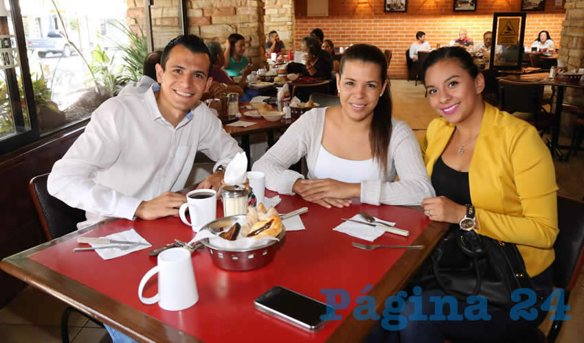 En Las Antorchas compartieron el pan y la sal Juan Manuel Mart&iacute;nez Ram&iacute;rez, Lesly Mart&iacute;nez Ram&iacute;rez y Yazm&iacute;n Garc&iacute;a Mu&ntilde;oz
