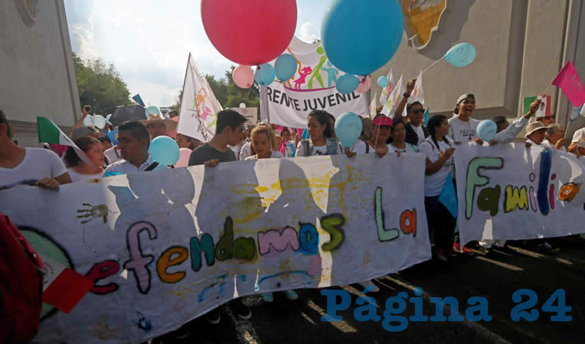 Señoras mostraron mensajes con la voz de la “ley natural”, que a su saber dice que el matrimonio está compuesto solamente por un hombre y una mujer