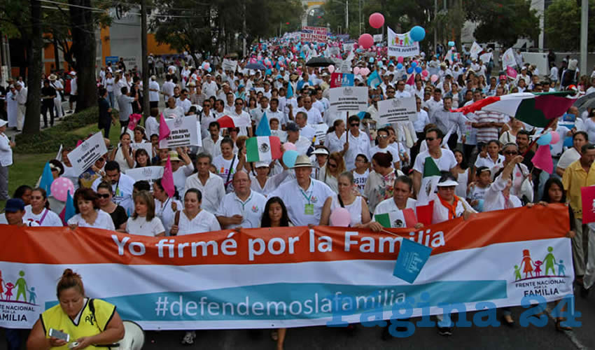 Entre una multitud de alrededor de 25 mil personas que marcharon para repudiar el matrimonio entre homosexuales, se mezclaron connotados panistas como Fernando Guzmán Pérez Peláez y emecistas como Bernardo Fernández Labastida y Augusto Valencia López, entre otros muchos, quienes gritaban consignas en contra de lesbianas y homosexuales y a favor del “matrimonio natural entre hombre y mujer”/Fotos: Cuartoscuro y Francisco Tapia
