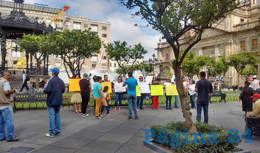 Una veintena de miembros del Frente Pro Diversidad se plantaron afuera de la Plaza de Armas para exigir el respeto al estado laico, pues organizaciones católicas discriminan a los LGBT en tanto que las autoridades lo permiten, criticaron/Fotos: Francisco Tapia 