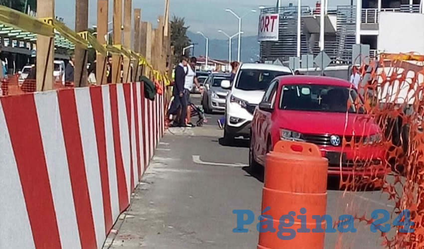 Aún no se concreta la totalidad de trabajos previstos en el aeropuerto, y sin embargo la congestión vial en el lugar es delirante/Foto: Francisco Andalón López 