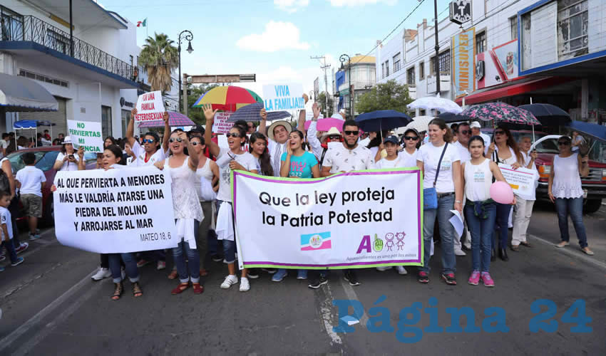 La marcha tardó poco más de una hora en terminar su recorrido logrando reunir a todos en la plaza principal de la ciudad (Fotos: Eddylberto Luévano Santillán)