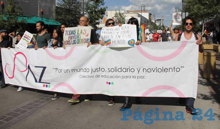 Al un&iacute;sono tambi&eacute;n lazaban: &ldquo;&iexcl;Todas las familias, todos los derechos!, &iexcl;&ldquo;Estado laico, no clericado!&rdquo;