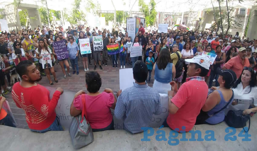 De manera pacifica, los centenares de asistentes a la convocatoria caminaron con carteles con mensajes a favor del respeto y la no discriminaci&oacute;n