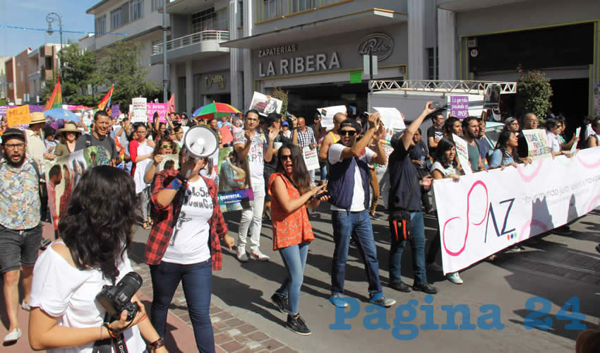 Portando banderas arcoiris y con vestimenta colorida, el contingente inici&oacute; la marcha poco despu&eacute;s de las 4:30 de la tarde