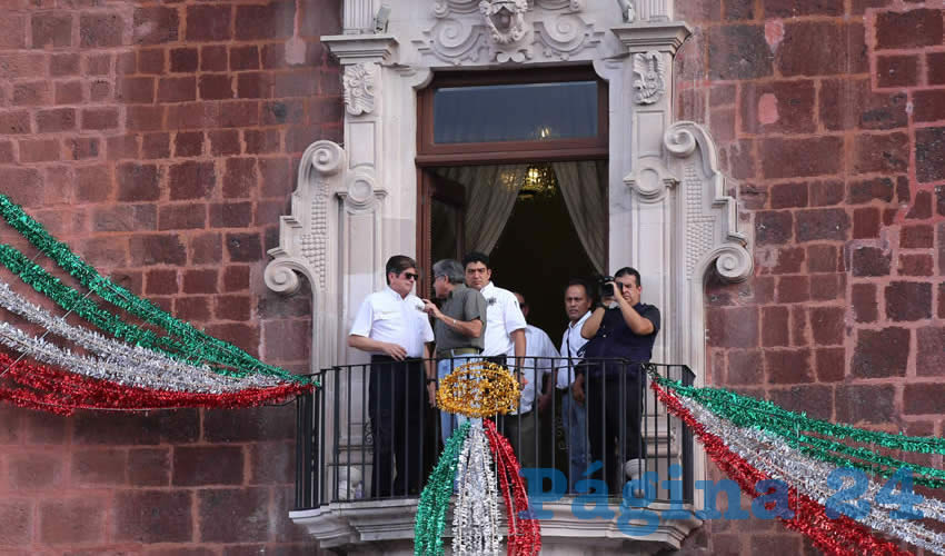 Los Generales Eduardo Bahena Pineda y José Pablo Godínez Hernández vigilando desde un balcón de Palacio de Gobierno