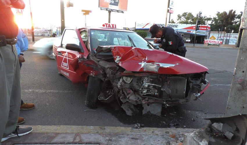 El vehículo de alquiler terminó destrozado en su parte frontal