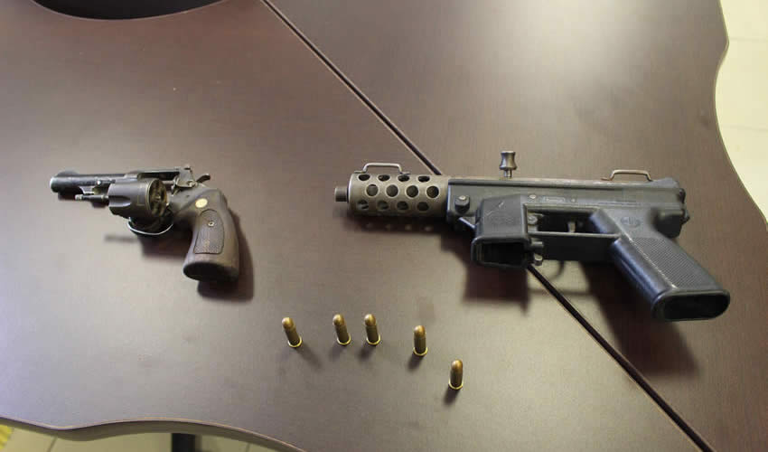 Las dos armas y cartuchos útiles que portaba “El Sponer” al momento de su arresto