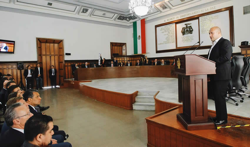 El alcalde Enrique Alfaro intentó ayer en su primer informe suavizar su relación con el gobierno del estado, pero ahora enfiló sus baterías contra el Poder Judicial y culpó a su titular, Luis Carlos Vega Pámanes, de soltar a los delincuentes que él detiene y remite/Fotos: Francisco Tapia 