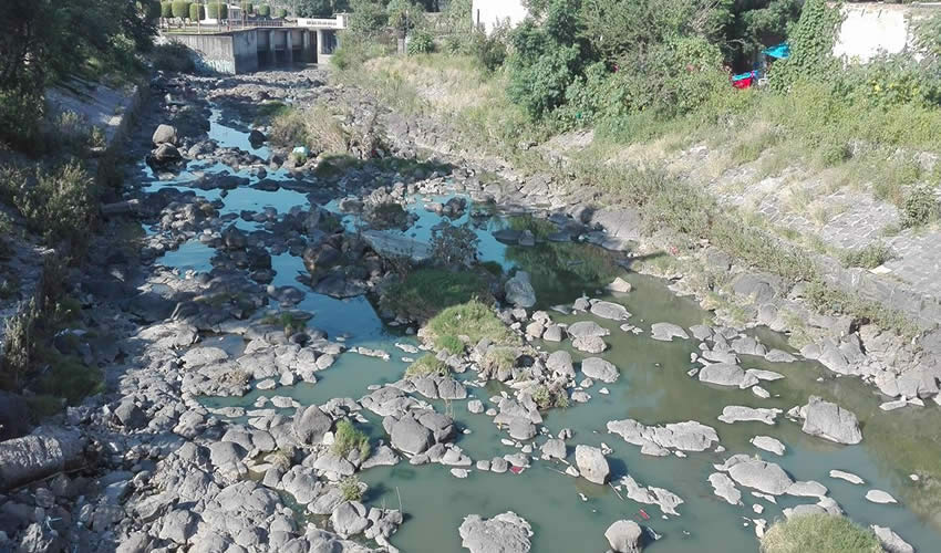 Miles de personas de la colonia División del Norte, en Guadalajara, viven con el constante hedor que despide en este punto el río San Juan de Dios, un foco de infección inatendido/Fotos: Rafael Hernández Guízar 