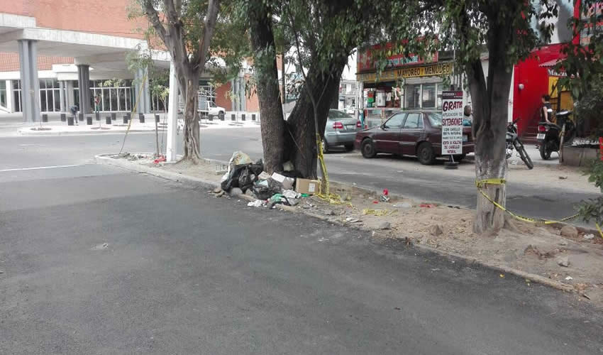 Al llegar a la glorieta donde antes se encontraba el mercado Bola y ahora se edifica el Centro Cultural Constitución se aprecia la gran cantidad de negocios que han cerrado definitivamente; la falta de clientes se acentúa por la basura y el abandono en el lugar, así como los daños en las banquetas y camellones/Fotos: Rafael Hernández Guízar 