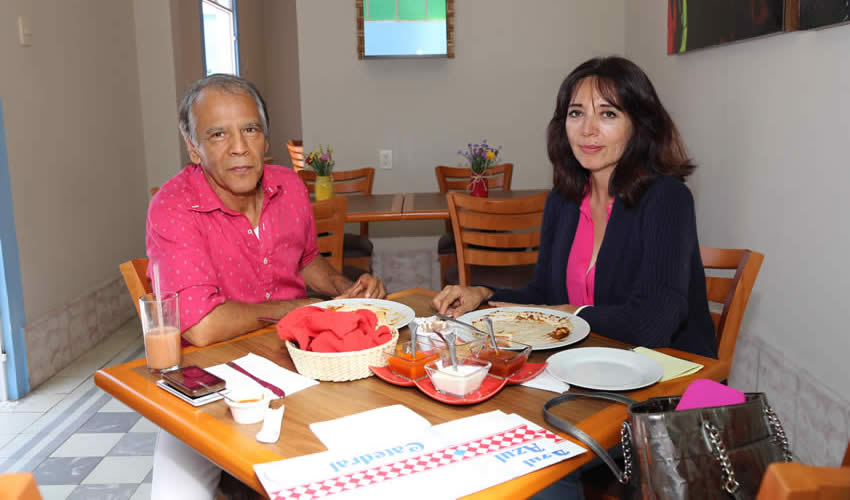 En el restaurante Azul Catedral compartieron el pan y la sal Rafael Morales y Rebeca Guill&eacute;n