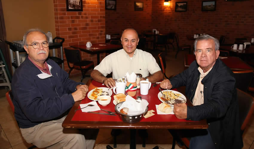 En Las Antorchas compartieron el primer alimento del d&iacute;a Ricardo Atilano L&oacute;pez, contador; Gast&oacute;n Guzm&aacute;n Guevara y &Oacute;scar Villanueva