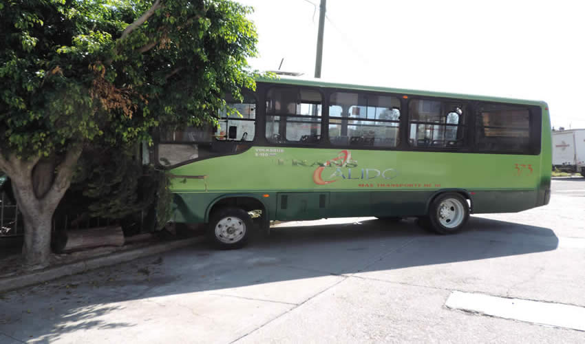 El autob&uacute;s, sin control alguno, se estamp&oacute; en &uacute;ltima instancia contra la casa ubicada en calle Defensa India 156, fraccionamiento Lomas del Ajedrez
