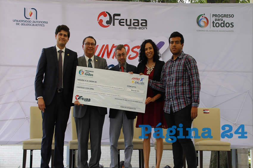Entrega de becas del programa “Juntos por más Gallos”