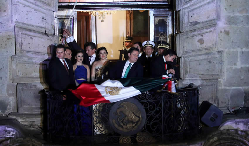 Jorge Aristóteles Sandoval Díaz, gobernador del estado, dio el tradicional grito de independencia desde el balcón de Palacio de Gobierno ante cientos de personas que asistieron a la Plaza de Armas, lugar donde se llevó a cabo un espectáculo de pirotecnia en torno a la catedral