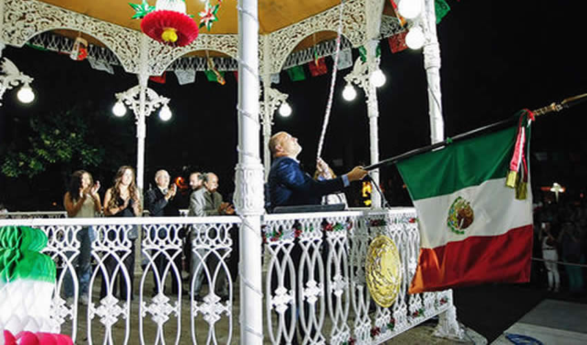 El alcalde de Guadalajara, Enrique Alfaro Ramírez, se encargó de dar el Grito de Independencia, paralelo, en la glorieta Chapalita/Fotos: Cortesía y Francisco Tapia