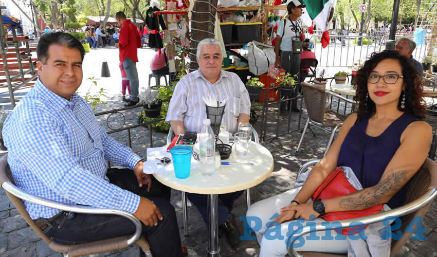 En Caf&eacute; Catedral platicaron Cuauht&eacute;moc Escobedo Tejada, presidente municipal electo de Pabell&oacute;n de Arteaga; Daniel Carlos Garc&iacute;a y Miriam Badillo Garc&iacute;a, documentalista