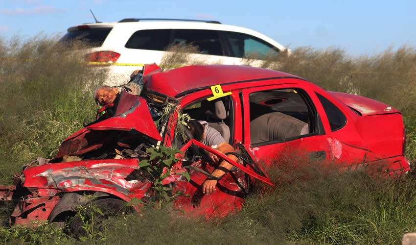 En el interior del destrozado Chevy Monza, fallecieron Jorge Mario Calzada y su anciano suegro