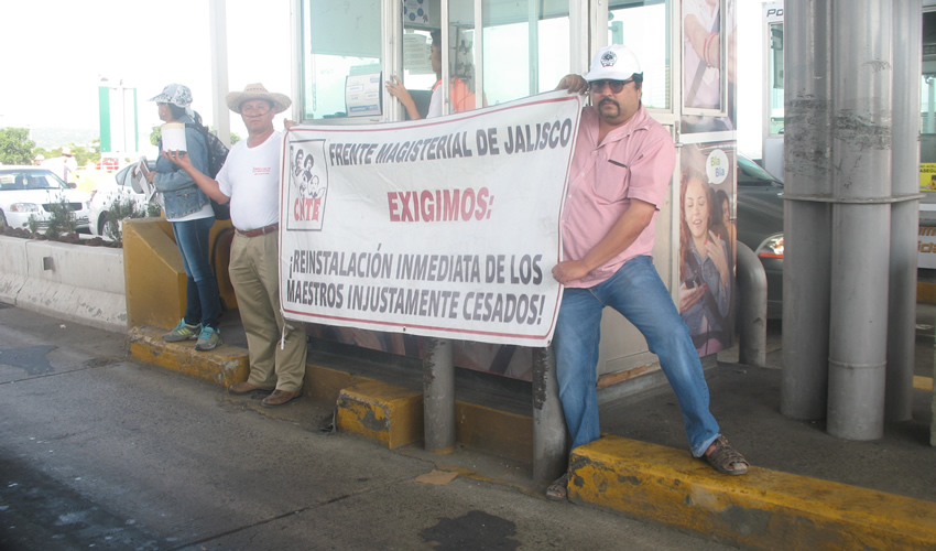 Decenas de profesores inconformes con la reforma educativa se apostaron en las casetas de cobro de Ocotlán y de La Joya para permitir el libre tránsito de los automovilistas/Fotos: Francisco Tapia 
