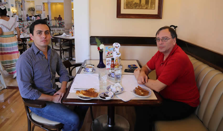En Sanborns Francia compartieron el pan y la sal Carlos Mu&ntilde;oz Pedroza y Roberto S&aacute;nchez del Real