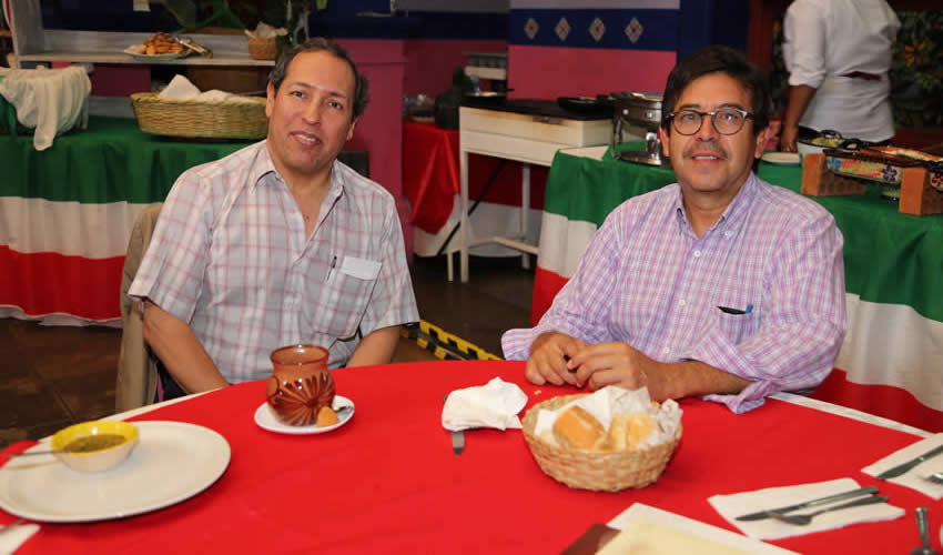 En el restaurante La Saturnina compartieron el primer alimento del d&iacute;a Benjam&iacute;n Valdivia, poeta e investigador nacional de nivel II en el Sistema Nacional de Investigadores; y Salvador Camacho Sandoval
